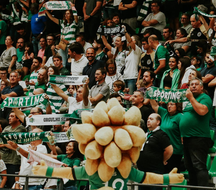 VolFemininoSCP's tweet photo. O nosso cachecol já é "coqueluche"... adquire o teu! 🤩
Vamos tornar a onda do "Voleibol Feminino do Sporting CP" cada vez maior 💪🦁
#sportincp
#voleibolfemscp
#voleibolformfemscp
#cachecol https://t.co/M6HUpeq4mh