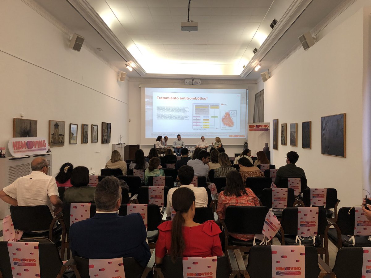 DrRaulCordoba's tweet photo. Excelente reunión #HEMOVING Andalucía sobre el abordaje #multidisciplinar del paciente con #LLC.
Gracias a los hematólogos Margarita Fernández, Eduardo Ríos y MA Rodríguez, al cardiólogo Antonio Ortiz y a la farmacéutica Laila Abdel.
Gracias a @AstraZeneca por hacerlo posible https://t.co/66StDzUeYd