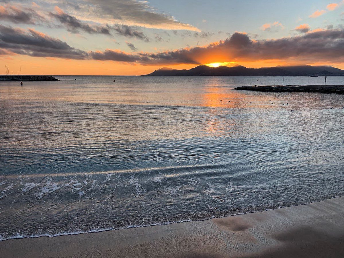 See you. 

#seeyoutomorrow #ademain #cotedazurfrance #cannes2023 #sunset #instasunset #sunsetchasers