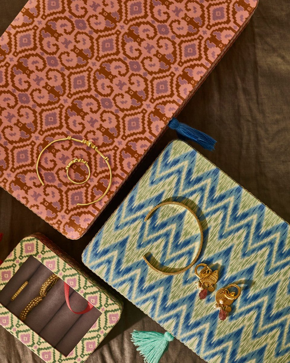 Our compact jewellery box is your travel-friendly treasure chest. Keep your jewellery in one place, anytime, anywhere!

Tap to shop cur.lt/vr1gaglyi