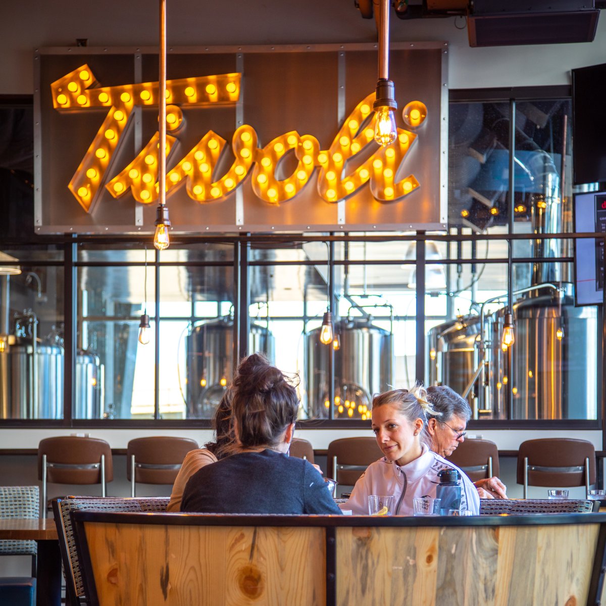 DENAirport's tweet photo. Ale yea! 🍻 It's #DenverBeerWeek, and we're raising a pint to the local breweries that call DEN home. Hop to it and grab a cold one today:
📍 @newbelgium - Near Gate B30
📍 @greatdividebrew - Near Gate C32
📍 @TivoliBeer - Westin Hotel https://t.co/nlnRDF4vP8