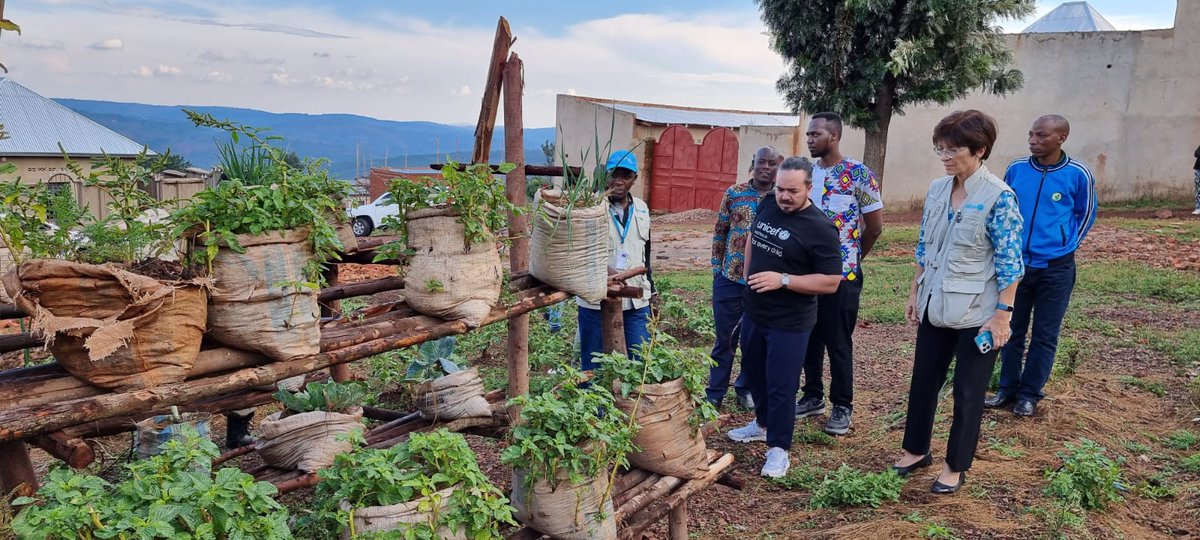 UNICEF_Burundi's tweet photo. @unicefaustralia's delegation met with #students at Lycée Muruta in @MuyingaProvince.
Proud of their achievements, the students showcased improved stoves, solar distillers, and other innovative projects—skills they acquired through the #Creatable program. https://t.co/kXcUGG5Pad