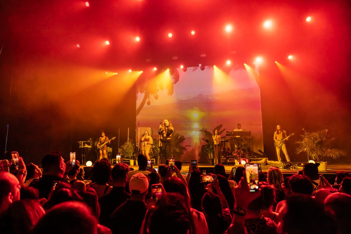 wiltern's tweet photo. Just over here reliving last nights incredible show with @alinabaraz and special guest @thegreatkhalid 😍 ❤️ 

📸 Debi Del Grande https://t.co/Ry8KO05P0X