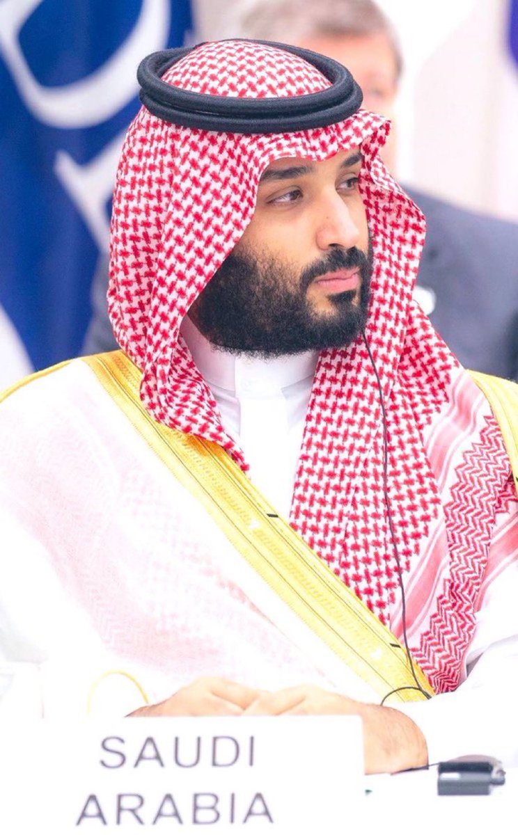 SalmanVoice's tweet photo. أنا مجرد مواطن ولكن أقول لمن لايعلم :

#السعودية ليست جنسية نحملها ونتمتع بمميزاتها ونكتسب من خلالها حقوق المواطنة

نحن سعوديون بالفطرة نحب الوطن لأنه مُلكنا ومُلك أجدادنا،
نحن لا نعيش في مستعمرة مُستبدة، بل في وطن
انتزعه #الملك_عبدالعزيز طيب الله ثراه ورجاله انتزاعًا ممن ظنوا أن حدوده مباحة ، 
لأنه حق أصيل لنا

إننا نتشارك الوطن مع (حكامه) لأنهم منا ونحن منهم..

نزعة الخيانة ليست من طباعنا تجاه من قاتلوا لأجل أن نعيش تحت راية وطن متكاتف عصي على الباعة والمستعمرين

#الملك_عبدالعزيز ومن خلفه في الحكم وتبعه من الملوك
كانوا خير من حكم هذه الوطن وخير من شاركونا المشورة في كل أمر، رُغم أننا نؤيدهم ونبايعهم على السمع والطاعة في المنشط والمكره

 أما الذين خرجوا عن بيعة الحاكم وخانوا أنفسهم وأهليهم، يتفننون في التشكيك بنزاهة القيادة
والطعن في خاصرة الوطن، ليس لأنهم على حق !!

بل لأنهم مجرد مجرمين فاسدين يخشون لحظة كشفهم علانية لذا ارتدوا قناع حماقة المعارضة و #الخيانة

اليوم وفي هذا العصر المزدهر،
 أنا سعيد وفخور كوني سعودي الجذور والموطن.
و فخور لأن قادتي رجال عظماء
حكموا لأنهم خلقوا حكام وملوك وسادة
ليسوا خونة انتهازيين ينتهزون الفرص لينخروا
في وطنهم ويسلبوه،
بل ليعمروه ويحفظوه من المتأمرين على أهله وخيراته

الحمدلله أننا نعيش حقبة منفردة فكريًا وحضاريًا يقودها هذا الفذ الأمير القائد #محمد_بن_سلمان الذي سيبقى مابقي الدهر رمزًا وعلامة فارقة لامثيل لها مهما حاولوا التشكيك فيه 🇸🇦🇸🇦🇸🇦🇸🇦

أخيرًا 
نحبك #MBS ونعاهدك أن ننافح عنك ونذود بأقلامنا وأرواحنا وذوينا
ونفتديك بكل ما نملك ولك منا كل الولاء والسمع والطاعة 🇸🇦🇸🇦🇸🇦