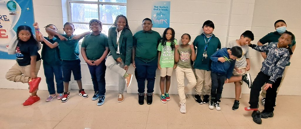 .@ArymasRay and I had stop and take an usie to show off our #TigerPride and 😊 for how many Ss supported #WearGreenWednesday to show out unity, solidarity of #SandyHookPromise #StartWithHelloWeek #SaySomething