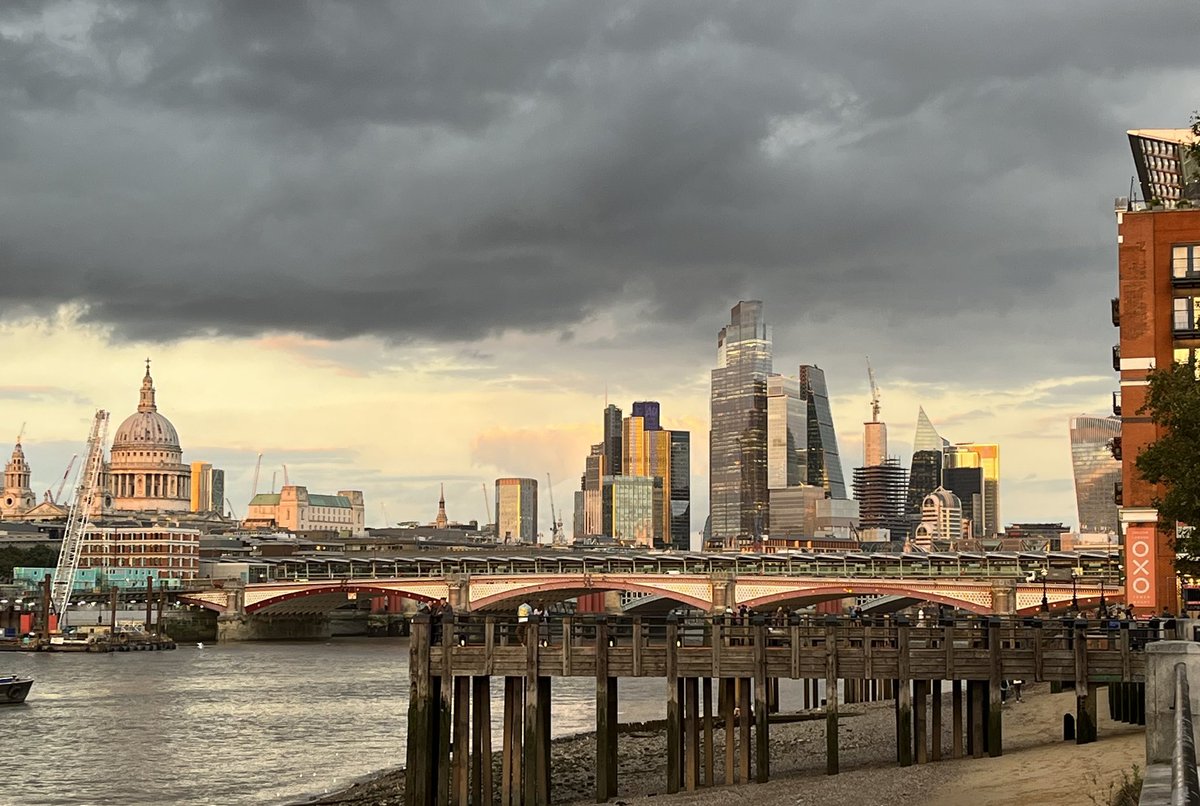 ShaneK_RP's tweet photo. The view of the London Skyline from just behind our office is pretty cool π #london #londonskyline #londonlife #city #citylife #capital #capitalcity #landmarks #londonlandmarks #southbank #southbanklondon #oxotower #oxo #blackfriars #blackfriarsbridge #walkietalkiebuilding https://t.co/PmWgvkgQ70