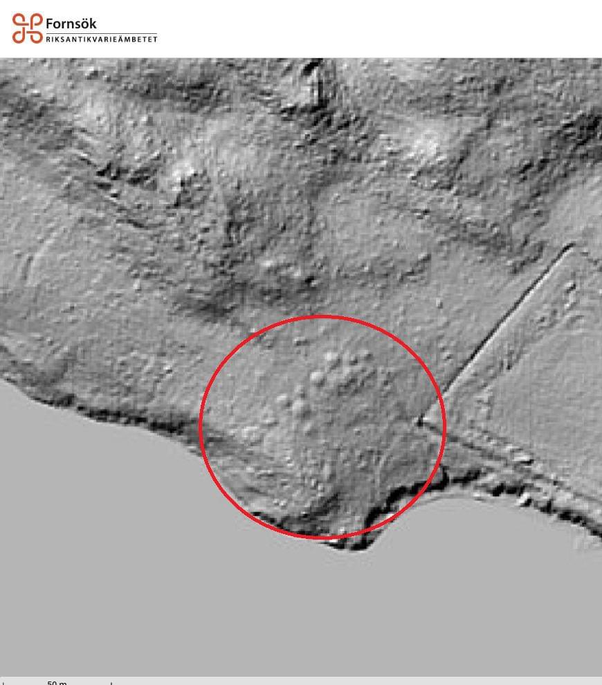 I have said so before: there’s so much left to be found out there - like this possible (I’d dare say probable) Iron-age cemetery in Västra Ed parish, northeastern Småland, 🇸🇪... 

- At least 13 low cairns, 6-8 m in diameter. Registered in #FornPunkt:

fornpunkt.se/lamning/gnDQPNk