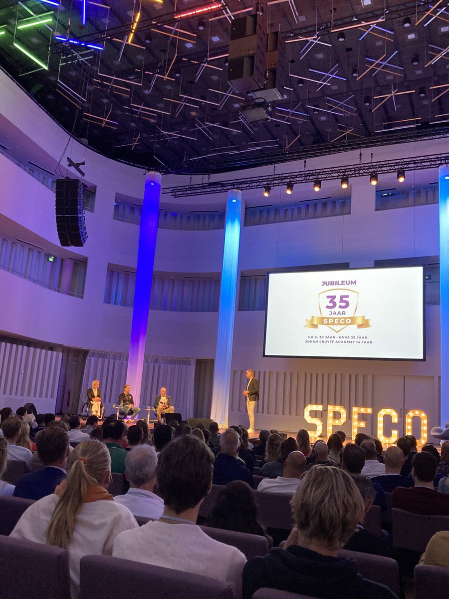 larshagen79's tweet photo. 35 jaar @SPECO , 14 jaar @cruyffacademy Tilburg, 25 jaar @bvvs , tijd voor een mooi feest! Na kennissessies in de middag nu tijd voor een symposium. Met Toon Gerbrands, @EstherVergeer en @merijnzeeman . Olv Joost Leenders. #SPECO #fontys https://t.co/A1KWcapPYt