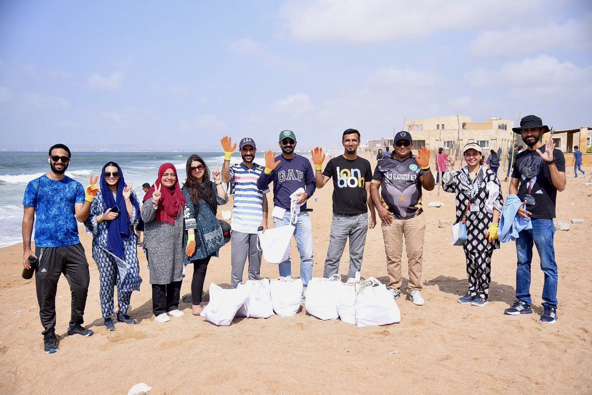 🌊 Making Waves for a Cleaner World
On #WorldCleanupDay, SoOCH, in collaboration with the AKU's Office of Environment and Sustainability and WWF Pakistan, organized an incredible zero-waste beach cleanup with reusable equipment at Sandspit Beach, Karachi.