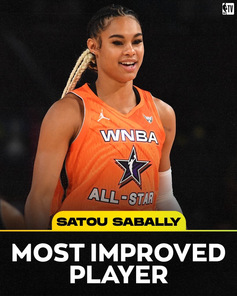 BleacherReport's tweet photo. Satou Sabally wins the WNBA Most Improved Player Award 🏆

2023:
18.6 PPG
8.1 RPG
4.4 APG

2022:
11.3 PPG
4.8 RPG
2.1 APG

Solidified herself as a star 🌟 https://t.co/X8iPE8t59p