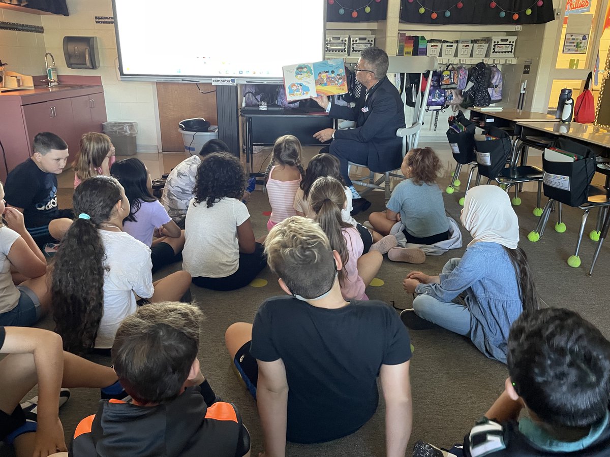 CBWarwickElem's tweet photo. Mr. Finger visited each classroom in the school to kick off the 2023/2024 school year! He read a book about friendship and then brainstormed with the class what they think makes a GREAT friend. The story and conversation were a great way to continue to build school community! https://t.co/QcsszdzLW0