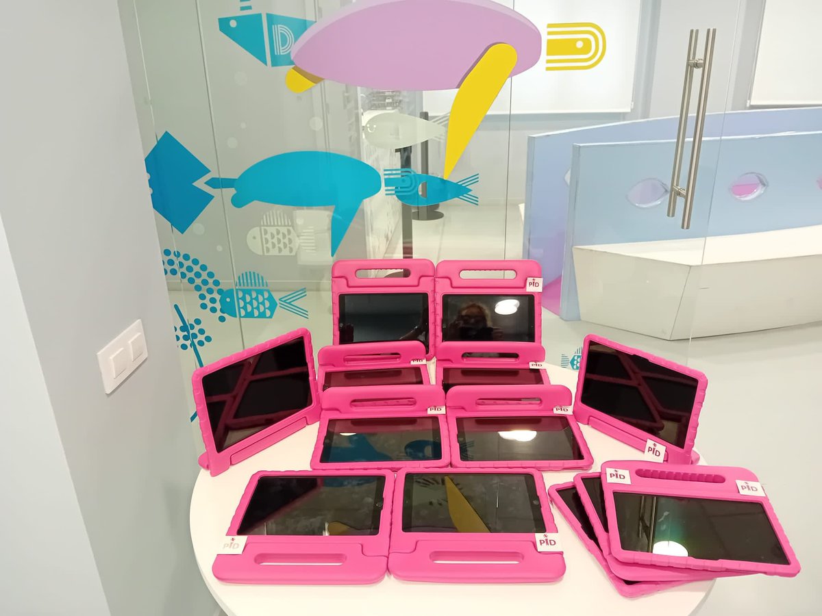 bcnpidfound's tweet image. La Fundació aposta pel benestar dels pacients que estan ingressats a l'hospital de dia polivalent pediàtric (#HDPP) del @vallhebron. Des de la @bcnpidfound, hem comprat protectors de tauletes que es donen als pacients per a que estiguin distrets durant els seus tractaments! 🤭