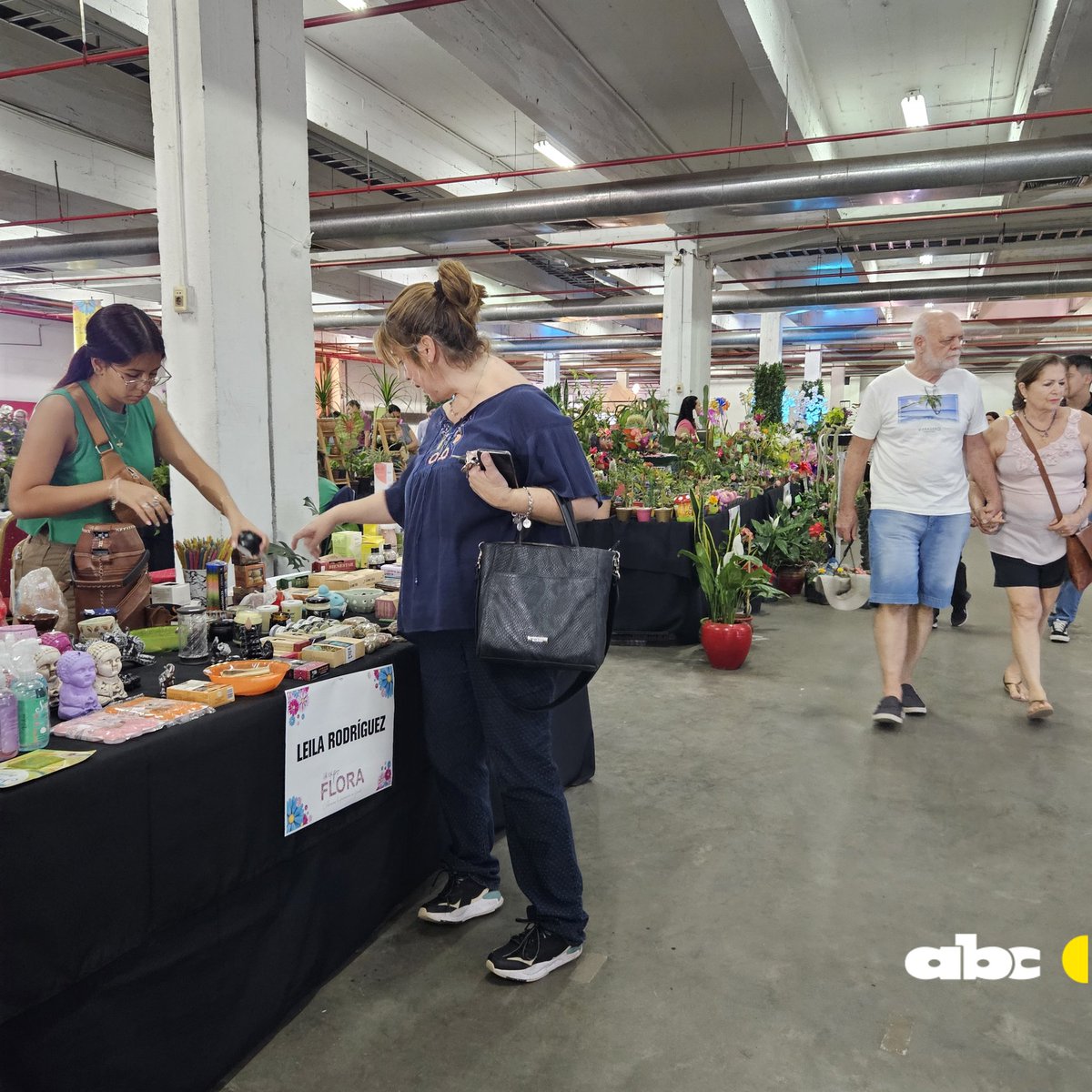 Romance985's tweet photo. #BELENALASIESTA desde la gran #ExpoFlora 💐 en el centro de convenciones del Mariscal 🌺
Vení date una vueltita hasta las 21hs 🙌
#ABCFM985 #SoloÉxitos 💐 https://t.co/FBjqjk0znv