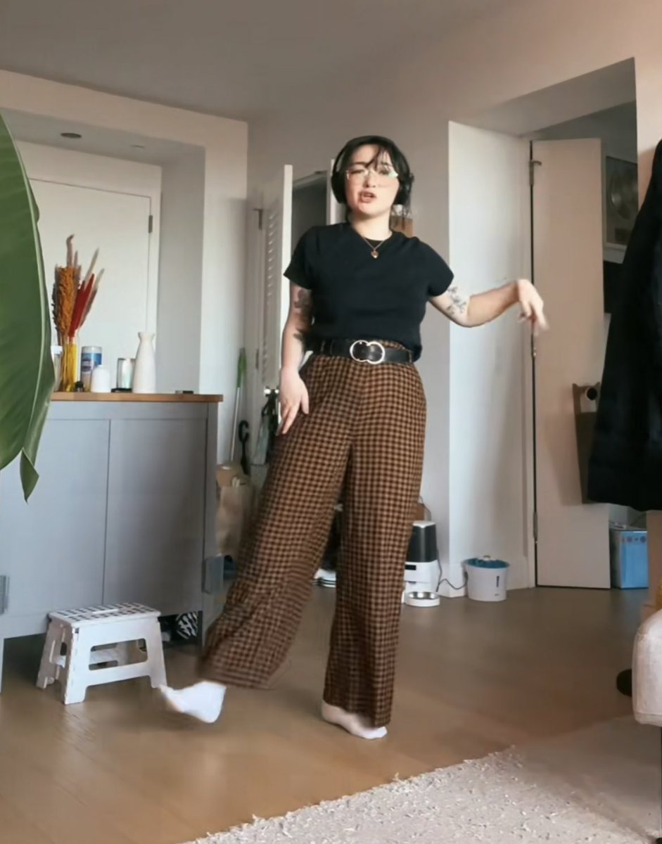 mxmcloset's tweet photo. maia is wearing 

• free people mott street trouser 
   - $89.60 (on sale!)

🔗: https://t.co/VLoaLqnxnm https://t.co/SOUhIctyt2