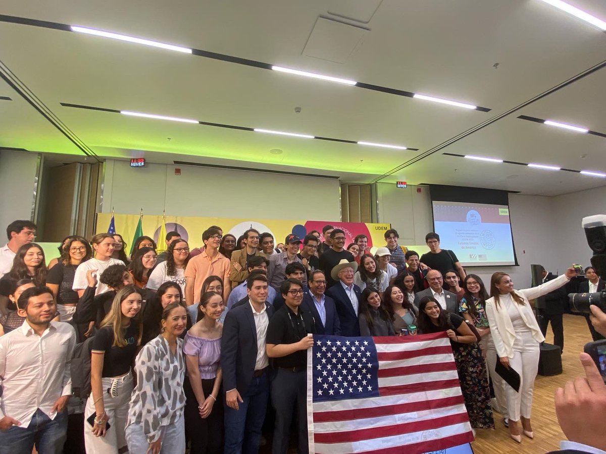 viesaudem's tweet photo. Visita Embajador de Estados Unidos de América, Ken Salazar. Agradecidos por su tiempo, charla y dinamismo. ¡Mucho que reflexionar y muy contentos con su presencia! ¡Esperamos verlo nuevamente en UDEM muy pronto! 🇺🇸🇲🇽🎉#udem #usembassy https://t.co/zzmchbHa4q
