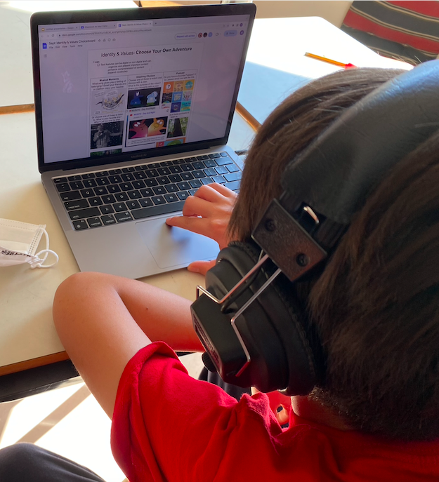 BPSHawks6's tweet photo. Students building their literacy skills by reading, listening and watching materials and then discussing and supporting their opinions. #BPSHawks6 #BPSHawksLearn #WeAreCBE https://t.co/QXWOcffssM