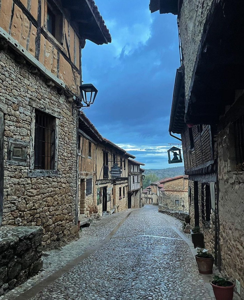 sorianitelaimag's tweet image. ¡Ni los días lluviosos restan belleza a la villa medieval de Calatañazor!
📸 @chalervisuals

#Calatañazor #Soria #Turismo #SoriaNiTeLaimaginas #NiTeLaImaginas #CastillaYLeon #Viajar #Pueblos @CyLesVida