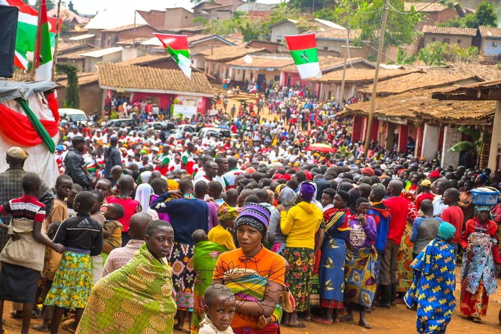 CnddFdd's tweet photo. #Rukere c'est une nouvelle zone, selon la nouvelle délimitation composée de 9 Collines jadis administrées au niveau de la zone #Kabarore . Dans cette localité, le SG du @CnddFdd promet la poursuite des formations sur l'idéologie, l'entrepreneuriat et la gouvernance démocratique https://t.co/SlK4KogsKk