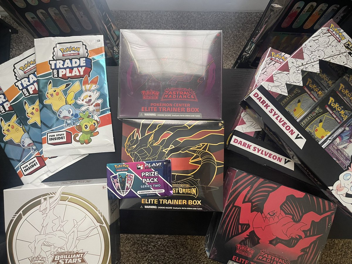 yuhwhatever's tweet photo. Selling a bunch of things lmk if you’re interested. Any rts appreciated! I’ll have more pictures and items up tonight after work https://t.co/BCmJLEoaFB