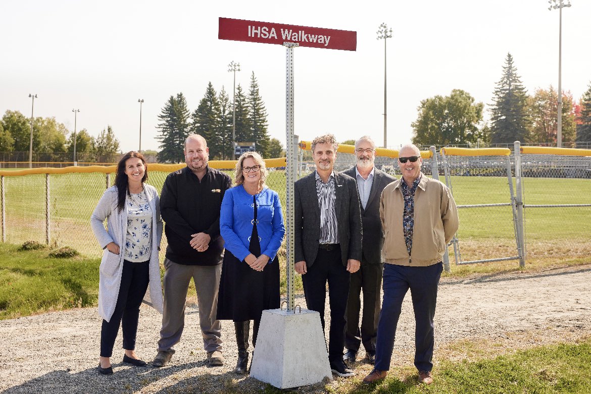 cambriancollege's tweet photo. Today, we honoured long-time supporters of our Powerline Technician program! The Gatien family and IHSA have worked tirelessly to enrich the journeys our students. Learn more at https://t.co/I3MNdyNuTN
@IHSAnews https://t.co/gFuPI2SIpU