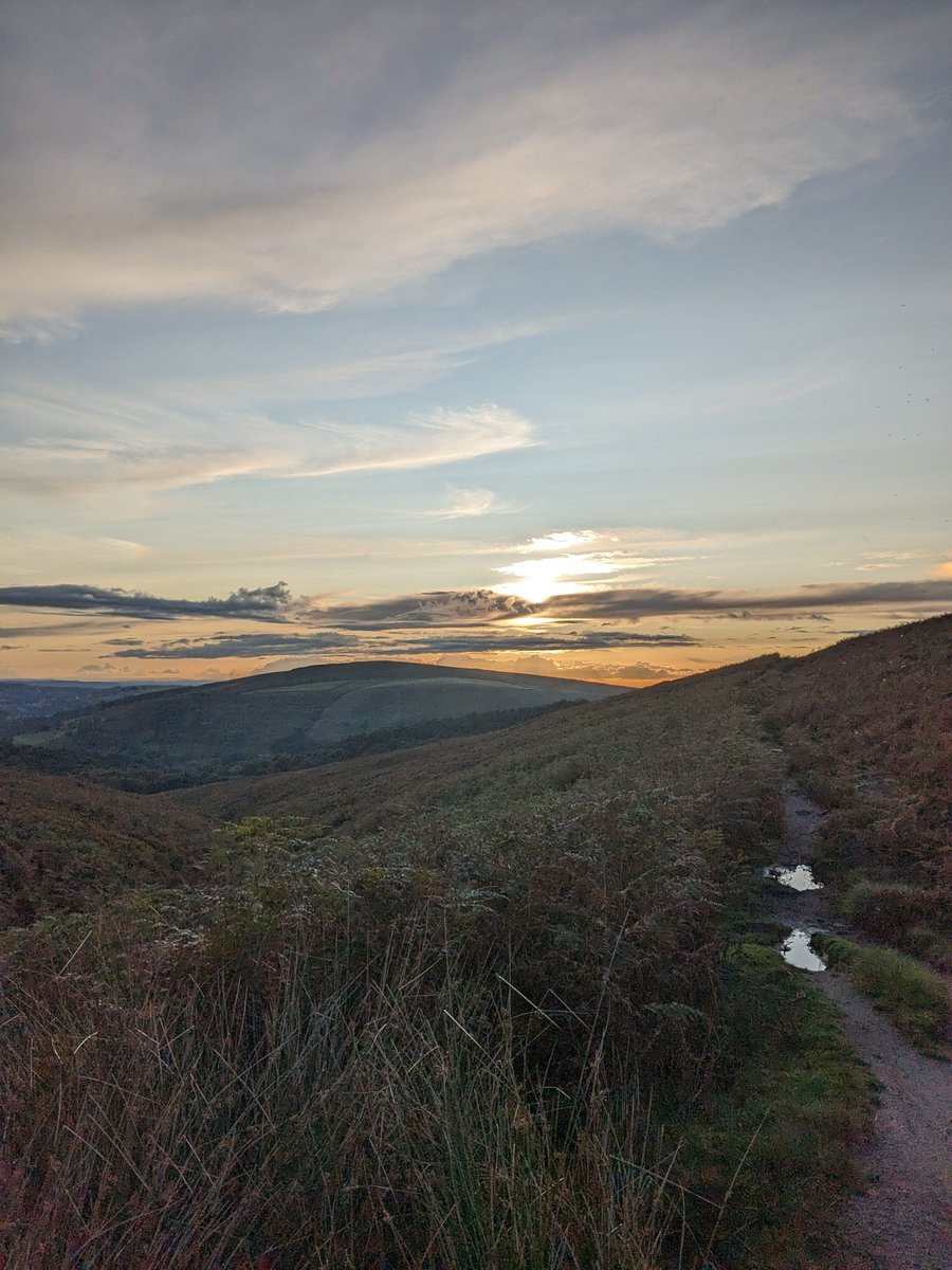 Our_benj's tweet photo. Some view from the evening run! Beautiful sunset over lantern pike #sunset #fellrunner https://t.co/6rmHY173gw