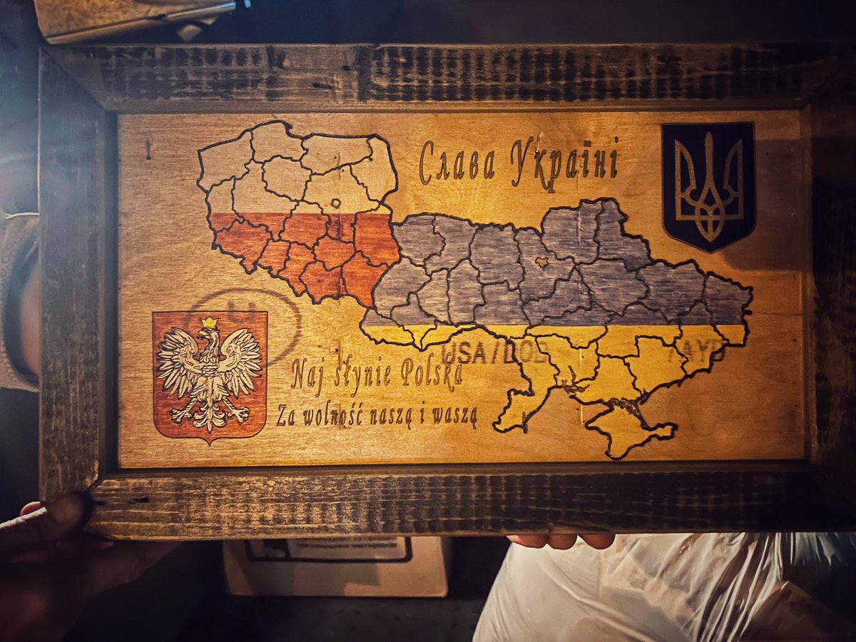 LachowskiMateus's tweet image. Kiedy polscy i ukraińscy politycy toczą ze sobą spory, ukraińscy żołnierze robią na froncie takie rzeczy w podziękowaniu dla Polaków za ich pomoc.
Społeczeństwo to nie politycy.