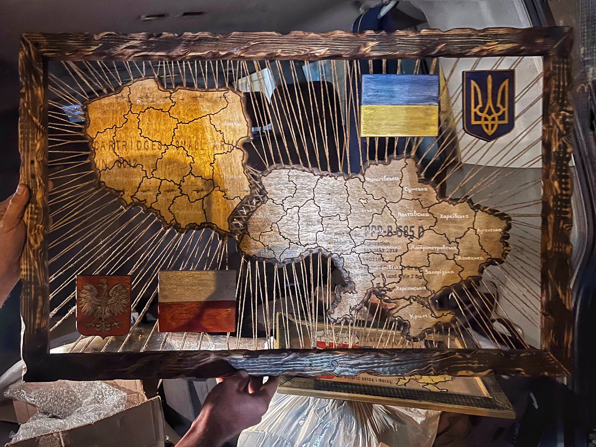 LachowskiMateus's tweet image. Kiedy polscy i ukraińscy politycy toczą ze sobą spory, ukraińscy żołnierze robią na froncie takie rzeczy w podziękowaniu dla Polaków za ich pomoc.
Społeczeństwo to nie politycy.