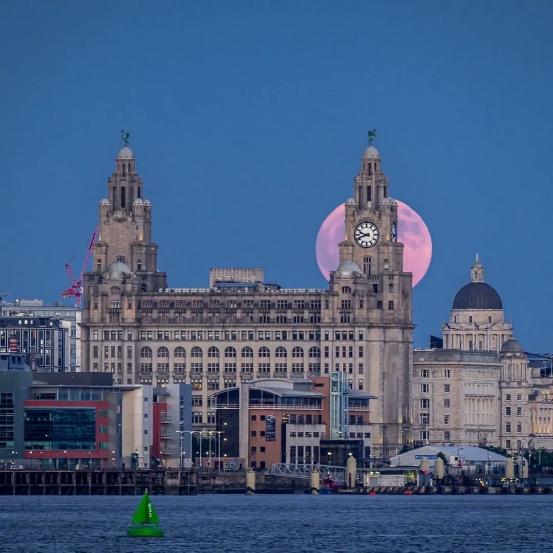 📸 | Strawberry Moonrise over Liverpool 😍 Photo by Fatima