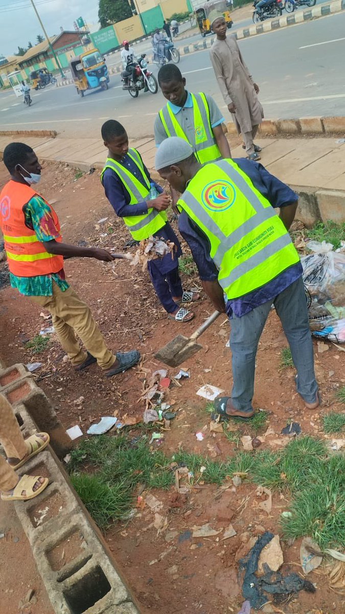 SustyVibes's tweet photo. Waste bagged! 👝
We were joined by many amazing people in 📍Kaduna for our street conference. Swipe to see the moments! 📸
#WorldCleanupday2023 #SustyVibesWCD2023 #SustyVibes #staredownonpollution #NorthernVibers #celebrateearth https://t.co/VDLexuerp9