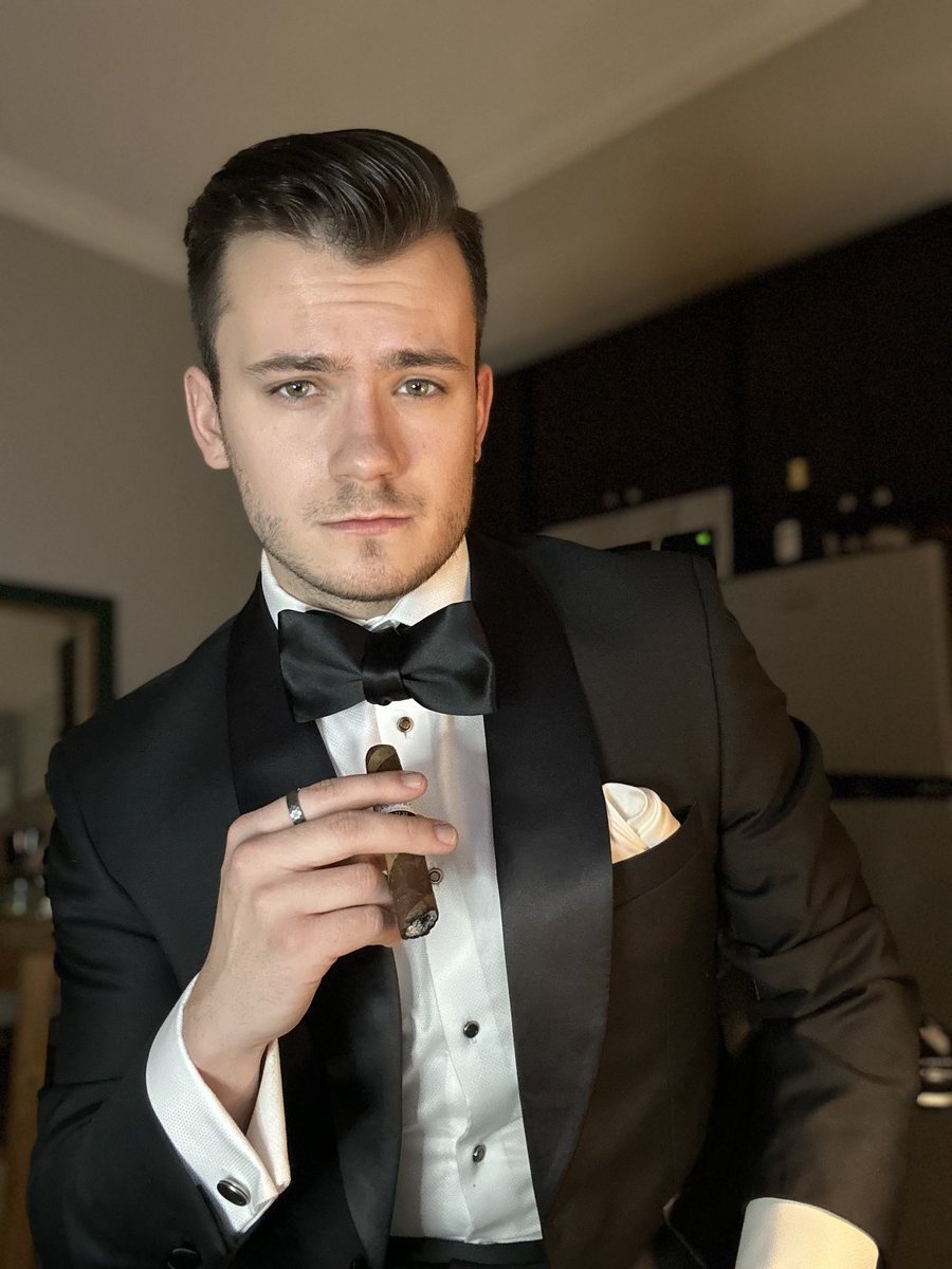 Mannsuits (Now on OnlyFans!) tweet media