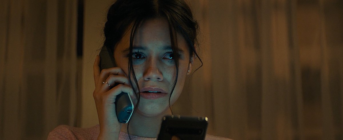 qgscream's tweet photo. Há exatos dois anos, às 21:27, os eventos de ‘Pânico’ (2022) se iniciavam em Woodsboro com o brutal ataque de Tara Carpenter. https://t.co/rW6inMCbXq