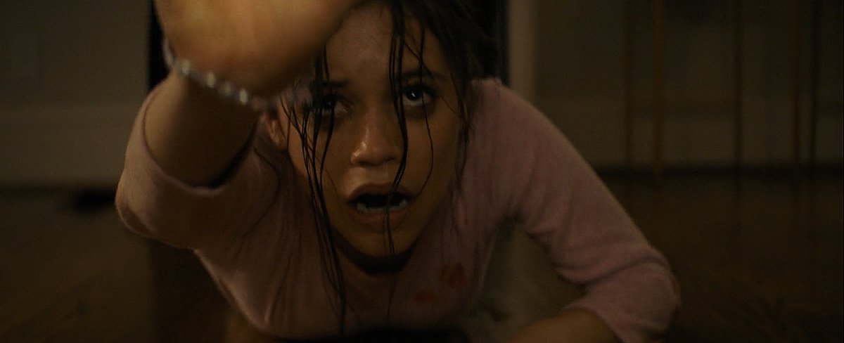 qgscream's tweet photo. Há exatos dois anos, às 21:27, os eventos de ‘Pânico’ (2022) se iniciavam em Woodsboro com o brutal ataque de Tara Carpenter. https://t.co/rW6inMCbXq