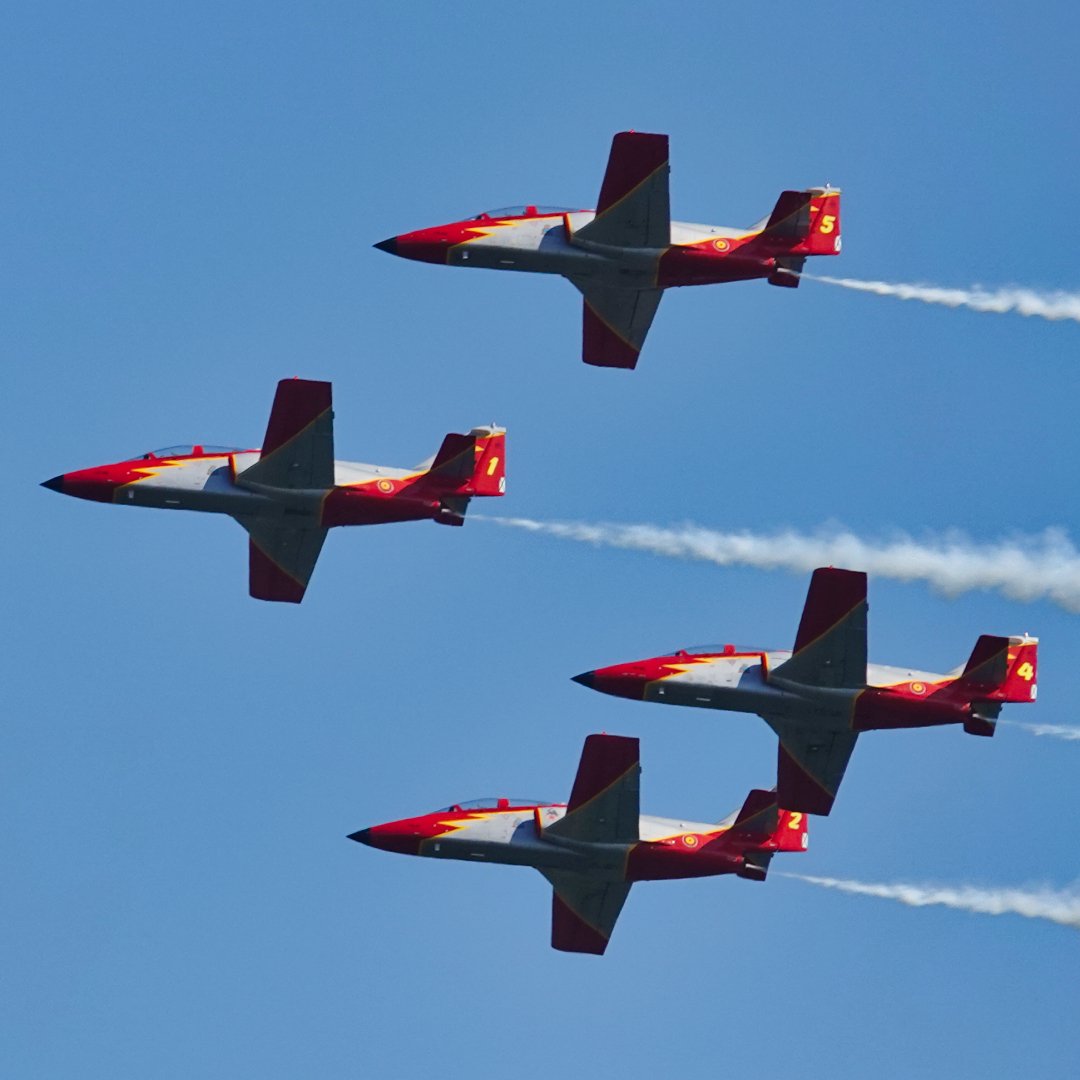 Michaelflying28's tweet photo. Spanish Air and Space Force Patrulla Aguila displaying in CASA C-101 Aviojets at RIAT 23.
#riat #raffairford #myriat #riat23 #ejércitodelaire #ejercitoespañol #spanishairforce #somoselaire #patrullaaguila #patrullaáguila #casac #casac101 #casac101aviojet #101aviojet https://t.co/5lwS26lb4Y