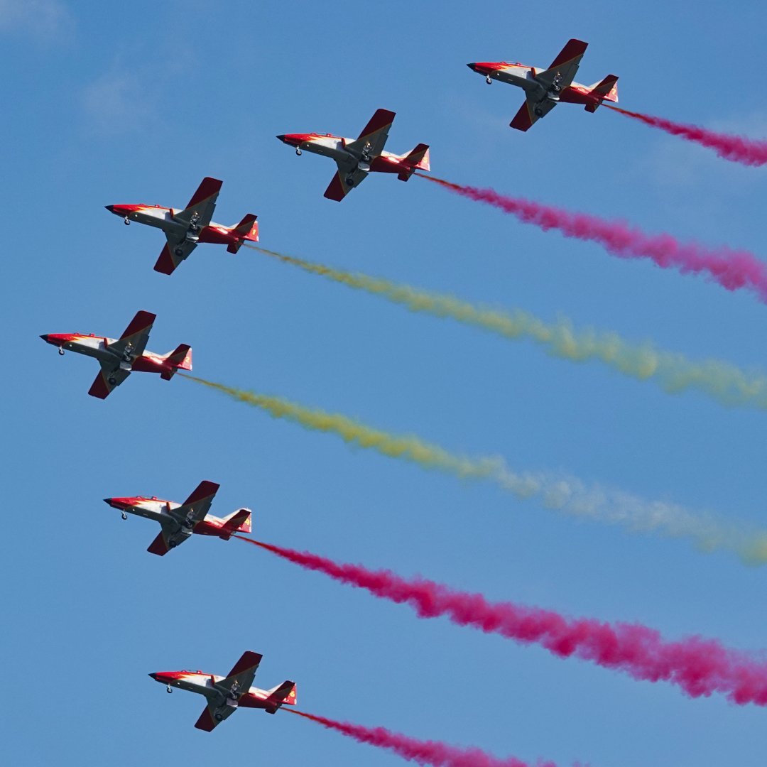Michaelflying28's tweet photo. Spanish Air and Space Force Patrulla Aguila displaying in CASA C-101 Aviojets at RIAT 23.
#riat #raffairford #myriat #riat23 #ejércitodelaire #ejercitoespañol #spanishairforce #somoselaire #patrullaaguila #patrullaáguila #casac #casac101 #casac101aviojet #101aviojet https://t.co/5lwS26lb4Y