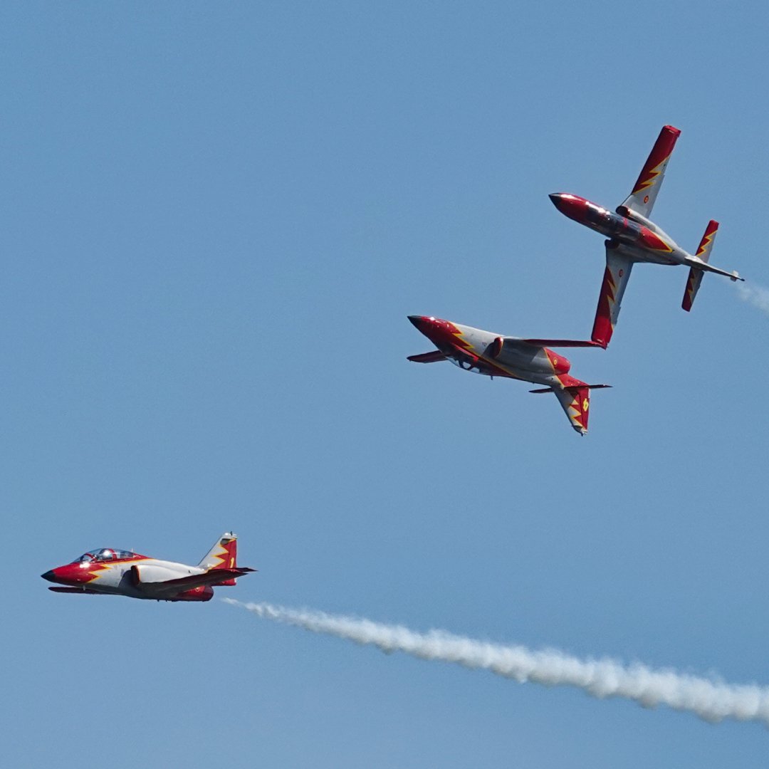 Michaelflying28's tweet photo. Spanish Air and Space Force Patrulla Aguila displaying in CASA C-101 Aviojets at RIAT 23.
#riat #raffairford #myriat #riat23 #ejércitodelaire #ejercitoespañol #spanishairforce #somoselaire #patrullaaguila #patrullaáguila #casac #casac101 #casac101aviojet #101aviojet https://t.co/5lwS26lb4Y