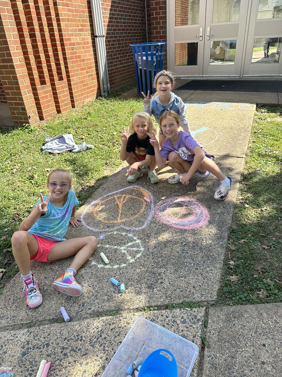 @Ashlawneagles writing messages of peace on #chalk4peaceday @ashlawnitc @DualLangEdProud #APSisAwesome #EveryAPSstudent