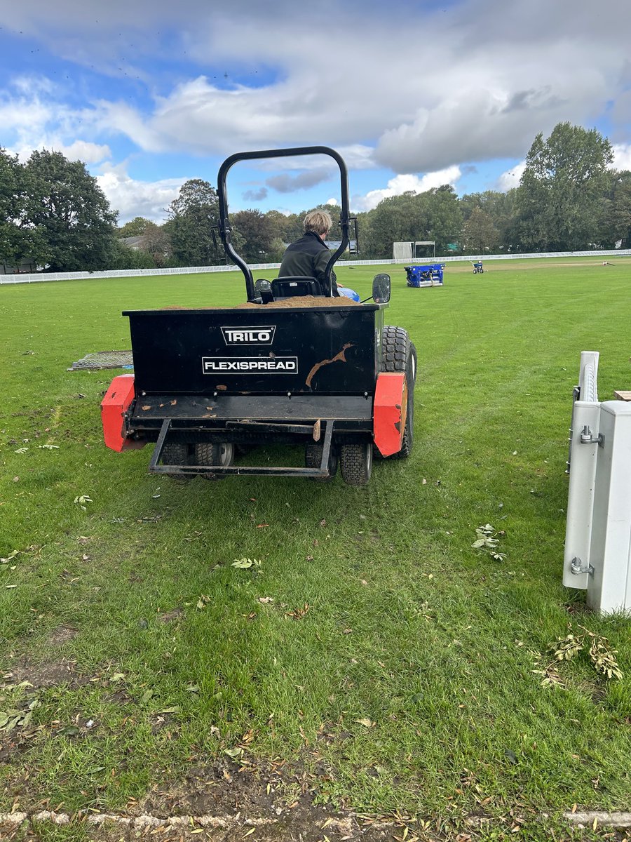 ⁦@360GroundCare⁩ scarified in 3 directions with the excellent koro and then spreading the Ongar loam with the Trico