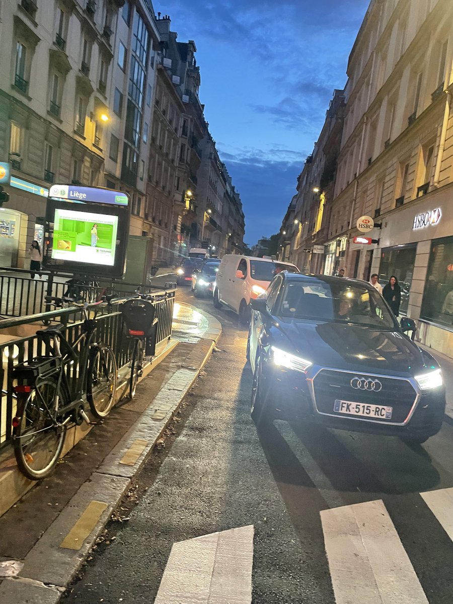 Pcarmouze's tweet photo. Grâce au plan de circulation imaginé par⁦@David_Belliard⁩ et ⁦@Anne_Hidalgo⁩ , la rue de Liège est bouchée jour et nuit. Un cauchemar pour les piétons, les cyclistes , les automobilistes et simplement les habitants. Quand vont-ils s’en rendre compte ? https://t.co/GEwi1lYlNx