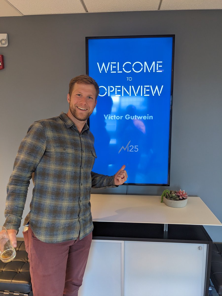 Another highlight was visiting the <a href="/OpenViewVenture/">OpenView</a> office, which had another dazzling rooftop that I got to enjoy with <a href="/Loudfoot/">Gavin Loudfoot</a> and <a href="/seandougfan/">Sean Fanning</a>. They really rolled out the red carpet 🏙️