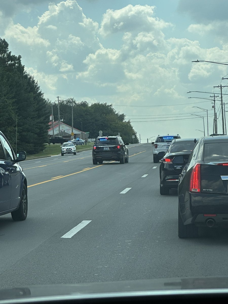 ChrissyO4's tweet photo. @joeimel any idea what’s going on on Nashville rd by the parkway? Multiple cops blocking the road https://t.co/gbn390WeRQ