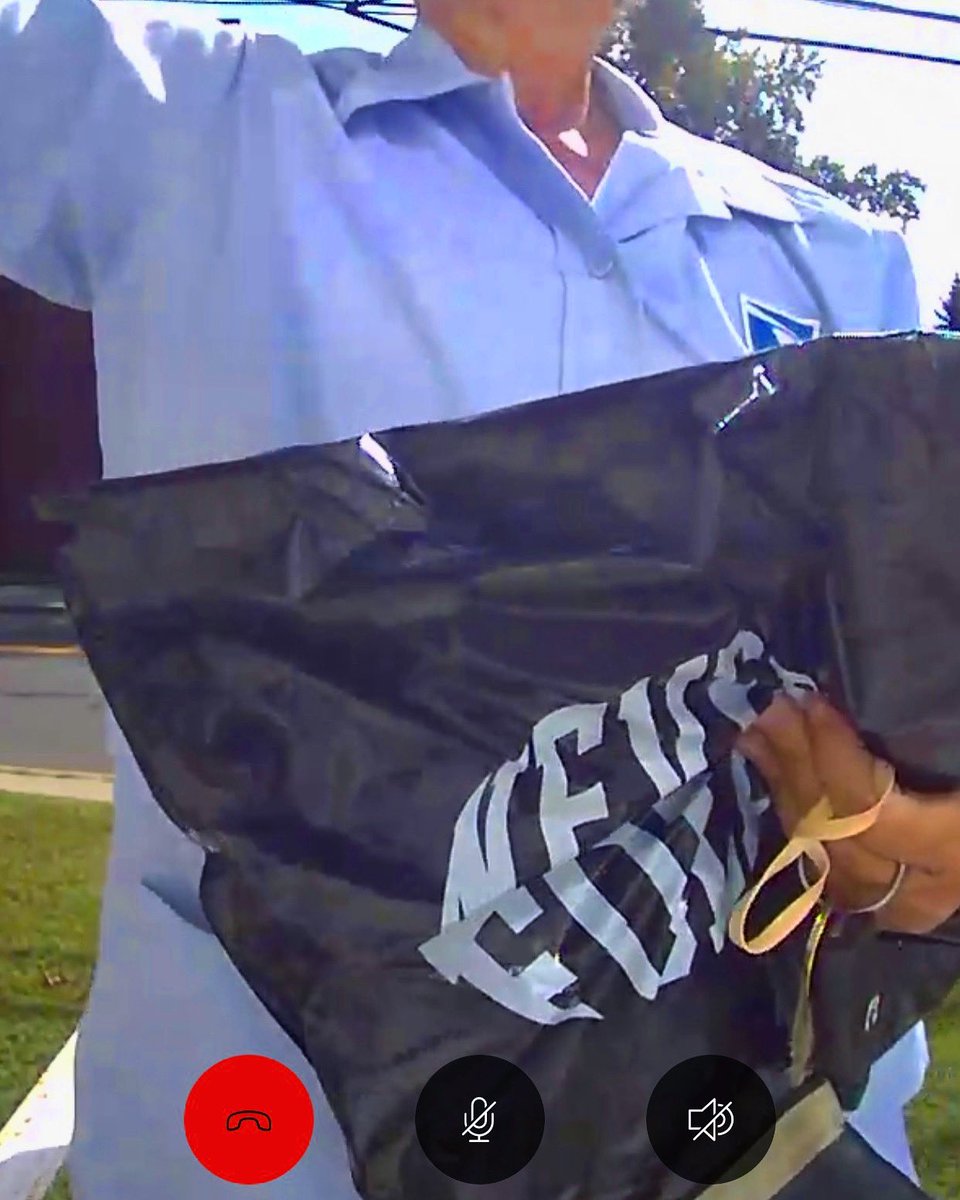 Special delivery 📦 🟡
Did you get yours yet? 
NEVERFOLDWORLD.COM