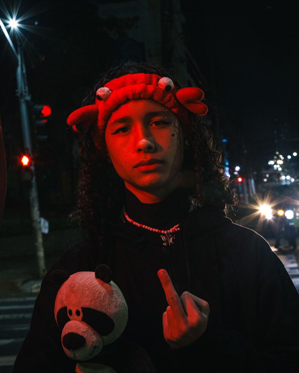 cleytxnn's tweet photo. a verdade que ninguém aceita sobre o xamuel: estão mordidos pq um mlk "afeminado" está se tornando o maior mc da história das batalhas de rima e estão crucificando um RAPPER por ter postura de homem ao bater de frente com gente que tá claramente o desrespeitando na cara dele. falam como se o que ele faz é a coisa mais terrível do mundo enquanto idolatram e defendem outros rappers que matam, traficam e batem na mulher.

Xamuel, as ruas estão com você! ✊🏾