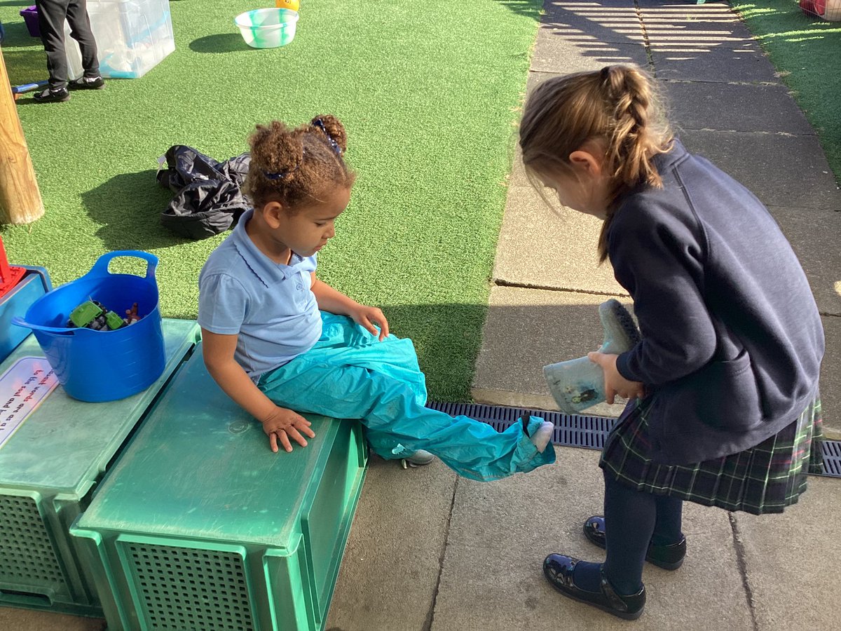 Reception are learning how to be independent outdoors in the mud kitchen. They loved the sand pit today as we put new sand in. Our star bakers ⭐️baked jam and lemon tarts and after a vote for next week’s bake it was decided that cakes are on the menu! #physicaldevelopment