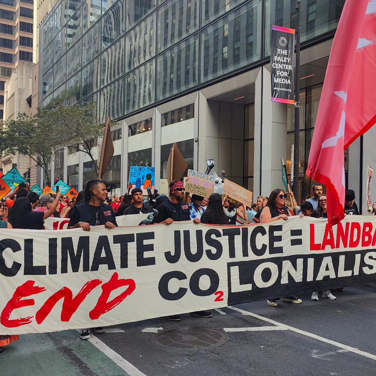 We joined amazing actions on Sept 15th & Sept 17 in LA & NYC. The end of fossil fuels is near you can feel it and see it in the street 🔥🔥🔥