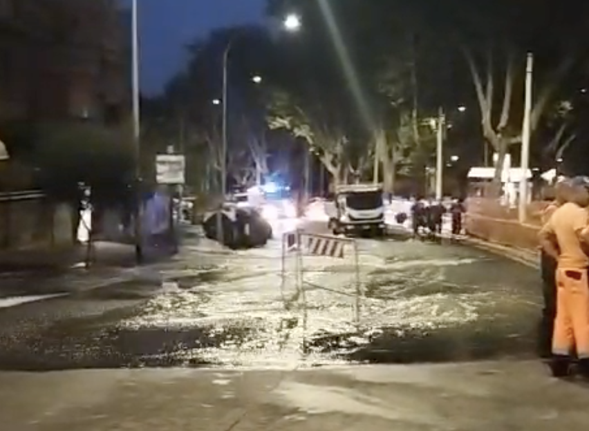 tempoweb's tweet photo. Si rompe una tubatura e la #Gianicolense diventa un fiume: case senz'acqua VIDEO https://t.co/IGQLyYQHIH #roma #monteverde #cronaca https://t.co/y6cKAJzU3B