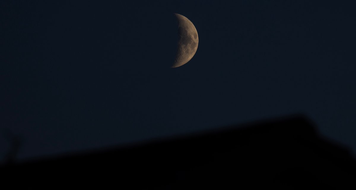 mikesaltsman194's tweet photo. Im over the roof with this shot lol sorry over the moon hehe @CanonUKandIE @MoonHourSocial @MoonHourNASAPic  @moonhourpics   handheld shot with my R5 with the L series 100-500mm at f7.1 https://t.co/YMUOI6R1m9