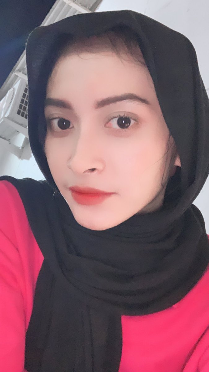 deaputriles's tweet photo. @ohmybeautybank Asal pd aja gasi nder, aku juga awalnya ngerasa ga cocok. Tapi sekarang malah seringnya pake ini wkwk https://t.co/cjNR1Nz1GV