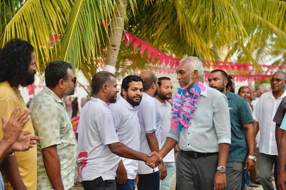 Salahshukoor's tweet photo. ޕީޕީއެމް/ޕީއެންސީގެ ރިޔާސީ ކެންޑިޑޭޓް ޑރ.މުޙައްމަދު މުޢިއްޒު .

ވޯޓް 4 ޑރ. މުޙައްމަދު މުޢިއްޒު ✅4️⃣
@mmuizzu
https://t.co/hvxoIyyCI6
#Vote4Muizzu
#DrMuizzuSembe2023  
#DhiveheengeRaajje 
#TeamMuizzu 
#FreePresidentYameen https://t.co/CRj4dyoPVL