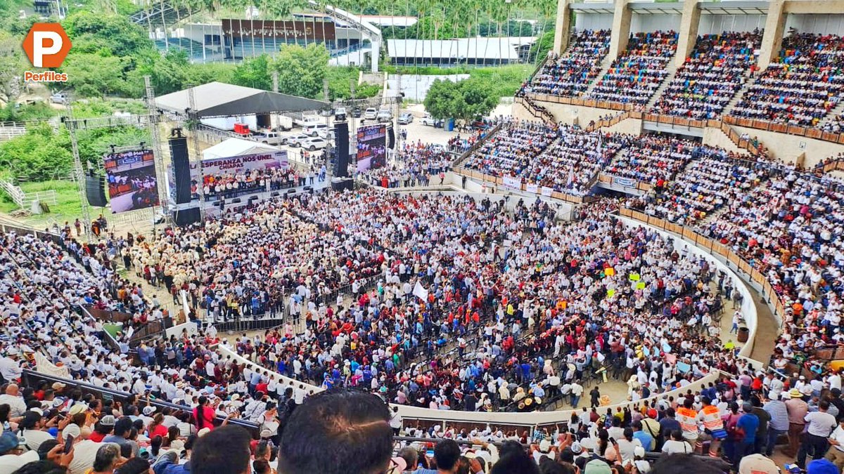 perfileschis's tweet photo. ¡SORPRENDENTE!... MILES RECIBEN A @Claudiashein EN @CHIAPAS https://t.co/PNGHinlDQN