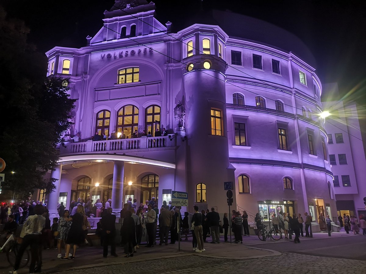 Den heutigen Abend verbringe ich mal in der Wiener Volksoper mit einer vergnügsamen Cenerentola Inszenierung von Achim Freyer.